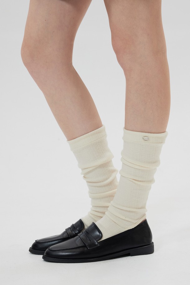 **CHARLES (샤를) 니하이 레그워머 (4color)**는 가을, 겨울 시즌에 따뜻함과 스타일을 더해줄 여성용 레그워머입니다. 니트와 면 혼방 소재로 제작되어 부드러운 촉감을 선사하며, 두꺼운 두께감으로 보온성을 높였습니다. 미니멀, 캐주얼, 클래식 스타일을 즐겨 입는 분들께 잘 어울리며, 겨울 데일리룩, 집콕룩, 산책룩 등 다양한 TPO에 활용하기 좋습니다. 블랙, 화이트, 베이지, 그레이 4가지 색상으로 출시되어 어떤 옷에도 매치하기 용이합니다. 니하이 길이로 다리를 더욱 길어 보이게 하는 효과를 줍니다.
