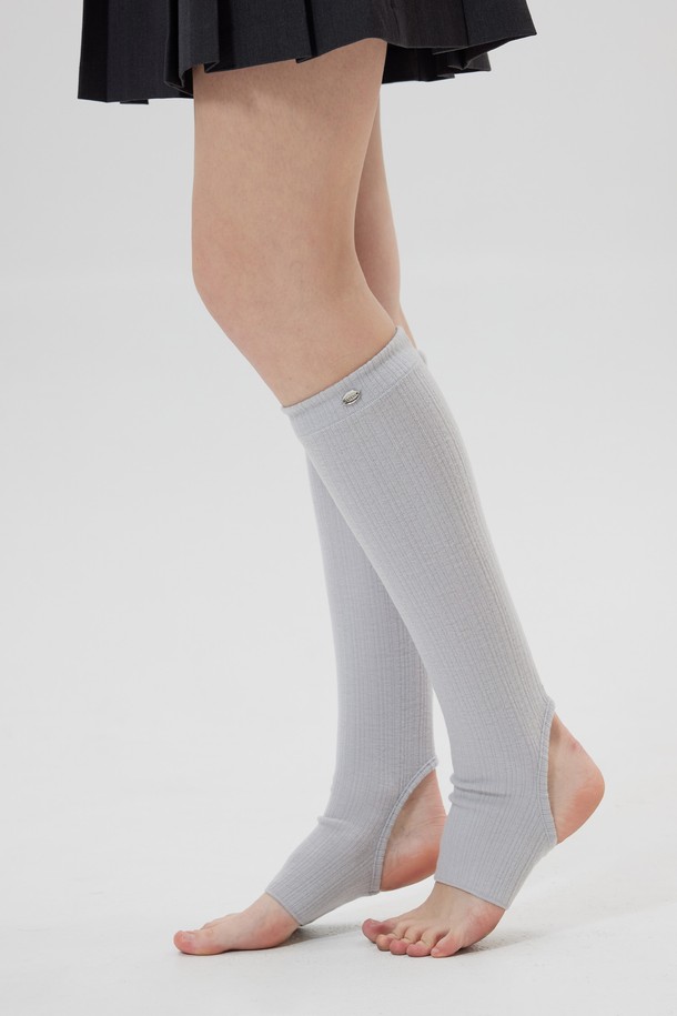 CHARLES (샤를) 샤를 니하이 레그워머는 여성용 레그워머로, 일상, 요가, 피트니스 활동에 적합합니다. 부드러운 촉감의 폴리에스터, 레이온, 스판덱스 혼방 소재로 제작되어 신축성이 뛰어나 편안한 착용감을 선사합니다. 얇은 두께감으로 가을, 겨울에 따뜻하면서도 슬림한 핏을 연출하며, 크림, 쿨그레이, 차콜, 블랙 4가지 컬러로 만나볼 수 있습니다. 발목 부분 착용으로 다리가 더욱 길어 보이는 효과를 주며, 로맨틱, 스포티, 미니멀한 스타일을 모두 소화할 수 있는 엘레강트한 실루엣을 자랑합니다. 레이온 혼방사를 사용하여 고급스러운 느낌을 더했습니다.
