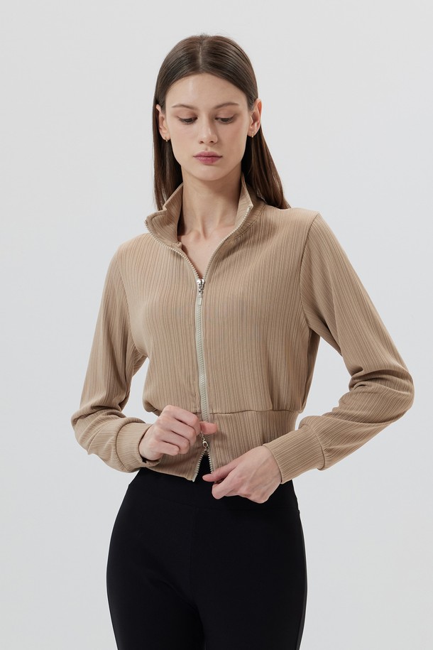 PSYCHE (푸시케) 플리츠 트랙 탑은 세미 크롭 기장의 여성 트랙 탑입니다. 크림, 카멜, 블랙 3가지 색상으로 출시되었으며, 애슬레저 및 일상복으로 활용하기 좋습니다. 하이넥 디자인에 투웨이 지퍼로 여밈이 가능하며, 신축성 있는 스트레치 플리스 원단을 사용하여 부드러운 촉감을 선사합니다. 독특한 플리츠 텍스처가 스포티하면서도 캐주얼한 스타일을 연출하며, 사계절 내내 착용할 수 있습니다. 레귤러 핏으로 편안하게 착용 가능하며, 긴 소매 기장입니다.
