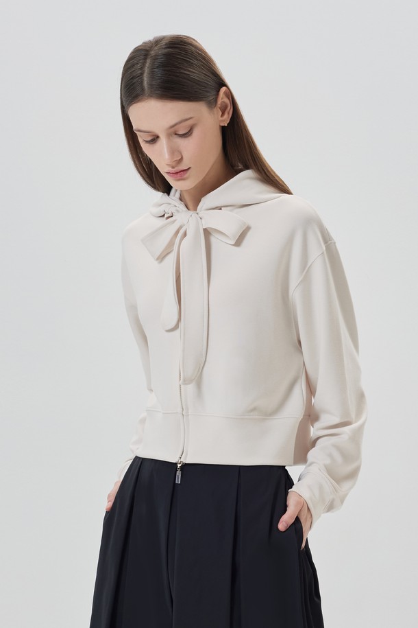 RIPPLE (리플) 리본타잉 후드집업은 여성스러운 무드를 연출하는 크롭 기장의 후드집업입니다. 부드러운 레이온, 폴리에스테르, 스판덱스 혼방 소재로 제작되어 편안한 착용감을 선사합니다. 크림, 그레이, 블랙 세 가지 색상으로 출시되어 다양한 하의와 매치하기 용이합니다. 리본 디테일과 후드 디자인으로 로맨틱하면서도 스포티한 스타일을 연출할 수 있어, 동네 마실룩, 데이트룩, 카페룩 등 다양한 TPO에 활용하기 좋습니다. 봄, 가을 시즌에 적합한 중간 두께감으로, 캐주얼하고 사랑스러운 스타일을 완성해보세요.
