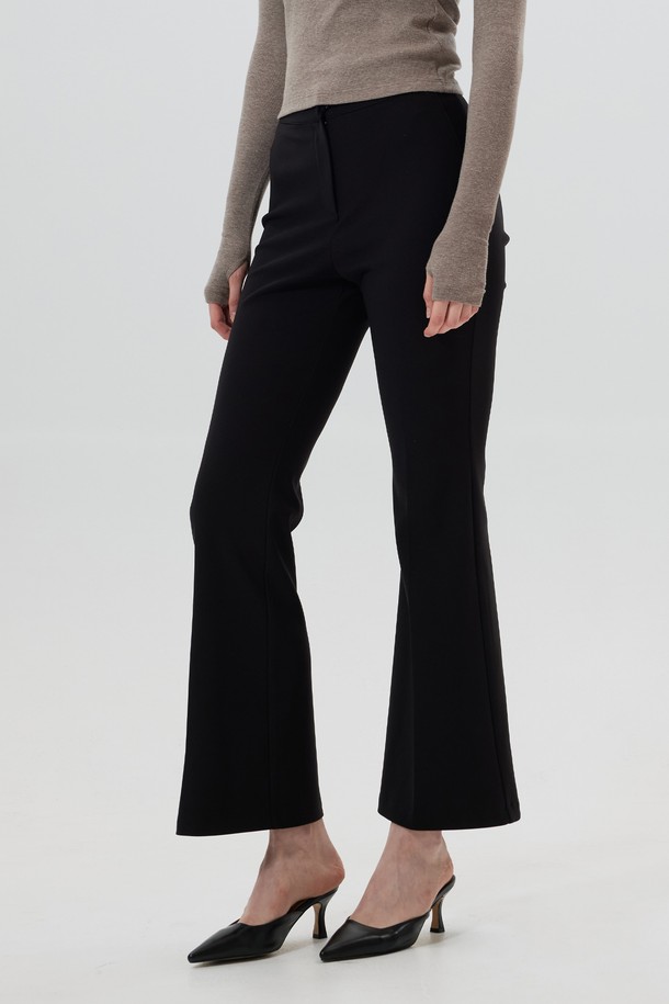 WOOL-LIKE 001: 밴딩 트라우저 (2color)는 여성용 트라우저로, 베이직하고 미니멀한 스타일을 추구하는 분들을 위한 제품입니다. 울 소재로 제작되어 부드러운 촉감과 두꺼운 두께감으로 따뜻하게 착용할 수 있으며, 루즈핏 와이드 실루엣으로 편안함과 스타일리시함을 동시에 잡았습니다. 블랙과 베이지 두 가지 색상으로 출시되어 다양한 상의와 매치하기 용이하며, 봄, 가을, 겨울 세 계절 모두 활용 가능합니다. 밴딩 디테일이 있어 편안한 착용감을 제공하며, 출근룩, 오피스룩, 겨울 데일리룩 등 다양한 TPO에 활용할 수 있습니다.
