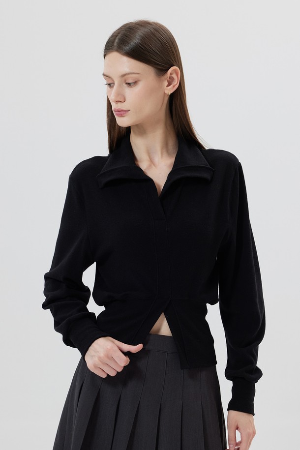 에피날 슬릿 오픈칼라 스웻셔츠는 부드러운 촉감의 폴리에스테르, 레이온, 스판덱스 혼방 소재로 제작되어 가을과 겨울에 따뜻하게 착용하기 좋습니다. 차콜(Charcoal), 블랙(Black), 코코아(Cocoa) 3가지 색상으로 출시되었으며, 일상복으로 활용하기 좋습니다. 오픈칼라 디자인과 프론트 슬릿, 플래킷 및 밑단 디테일이 특징으로, 로맨틱하면서도 스포티한 스타일을 연출합니다. 겨울 데일리룩, 집콕룩, 동네 마실룩 등 다양한 TPO에 맞춰 미니멀, 로맨틱, 스포티한 스타일을 연출해보세요. 긴 소매 기장의 레귤러 핏 스웻셔츠입니다.
