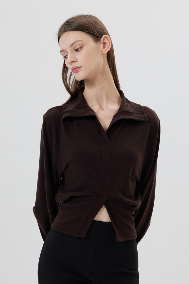 **Epinal (에피날) 슬릿 오픈칼라 스웻셔츠 (3color)**는 미니멀하고 모던한 스타일을 추구하는 여성 고객을 위한 스웻셔츠입니다. 부드러운 면 소재로 제작되어 편안한 착용감을 선사하며, 봄, 가을 시즌에 적합합니다. 레귤러 핏에 긴 소매 기장으로, 오픈칼라 디자인과 슬릿 디테일이 특징입니다. 브라운, 블랙 컬러로 제공되어 다양한 룩에 활용하기 좋으며, 동네 마실룩이나 카페룩에 잘 어울립니다.
