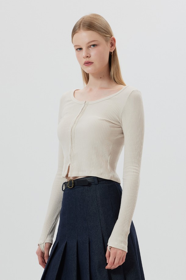 **EOWYN (에오윈) 크롭 가디건 (3color)**

부드러운 니트 소재의 EOWYN (에오윈) 크롭 가디건입니다. 라운드넥 디자인과 얇은 두께감으로 봄, 가을 시즌에 활용하기 좋습니다. 베이직하고 미니멀한 스타일로, 데이트룩이나 카페룩에 매치하여 여성스러운 분위기를 연출할 수 있습니다. 레귤러핏으로 편안하게 착용 가능하며, 블랙, 베이지, 화이트 3가지 컬러로 출시되었습니다. 긴 소매 기장으로 다양한 스타일을 소화할 수 있는 아이템입니다.
