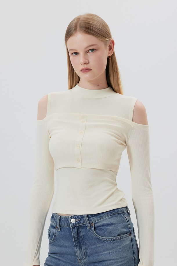 MINERVA (미네르바) 오프숄더 롱슬리브는 여성스러운 무드를 연출하는 오프숄더 티셔츠입니다. 부드러운 촉감의 폴리에스테르, 레이온, 스판덱스 혼방 소재로 제작되었으며, 봄, 가을 계절에 적합합니다. 슬림핏 디자인에 손가락 구멍 디테일과 가짜 플래킷 디자인이 더해져 포인트를 더합니다. 이너 슬리브리스 라이닝이 있어 편안하게 착용 가능하며, 크림, 블랙, 카멜 3가지 컬러로 만나보실 수 있습니다. 데이트룩, 카페룩, 모임룩, 캐주얼, 미니멀 스타일을 즐겨 입는 분들께 추천합니다.
