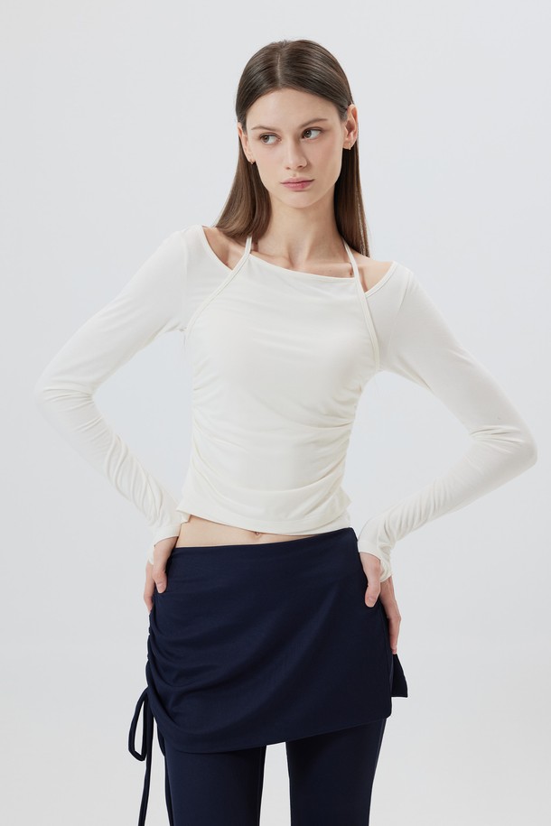 "VALERIA (발레리아)" 홀터넥 레이어드 롱슬리브는 스포티, 캐주얼, 미니멀 스타일을 모두 아우르는 여성 티셔츠입니다. 네이비, 코코아, 크림, 블랙 4가지 다채로운 컬러로 출시되어, 사계절 내내 데이트룩과 카페룩에 활용하기 좋습니다. 슬림핏에 얇은 두께감, 부드러운 촉감의 폴리에스테르, 레이온, 스판덱스 혼방 소재로 제작되어 편안한 착용감을 선사합니다. 홀터넥 디자인과 드레이핑 디테일, 레이어드 스타일, 손가락 구멍 있는 소매, 조각적인 밑단 라인이 특징이며, 크롭 기장으로 트렌디함을 더했습니다.
