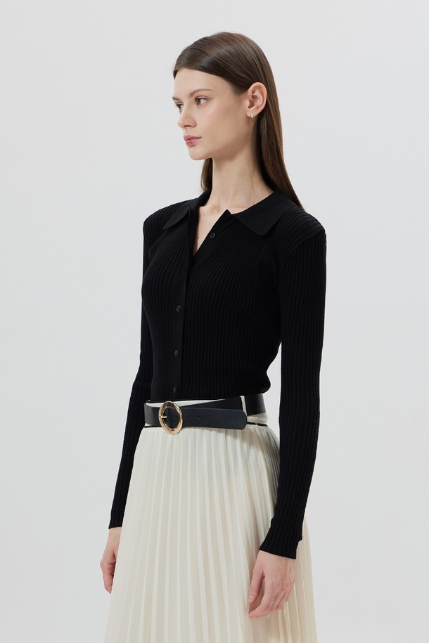 MADELEINE (마들렌) 니트 칼라 가디건은 부드러운 촉감의 레이온, 나일론, 폴리에스테르 혼방 소재로 제작되어 편안한 착용감을 선사합니다. 칼라넥 디자인과 니트 패턴이 특징이며, 플라켓 라인과 금속 리넷 디테일이 더해져 클래식하고 미니멀한 무드를 연출합니다. 레귤러핏으로 제작되었으며, 봄, 가을 시즌에 데이트룩, 카페룩, 모임룩 등 다양한 TPO에 활용하기 좋습니다. 크림, 애쉬카키, 코코아, 블랙 4가지 컬러로 출시되어 폭넓은 스타일을 소화할 수 있습니다. 긴 소매 기장의 레귤러 기장 상의로, 어떤 하의와도 잘 어울리는 활용도 높은 아이템입니다.
