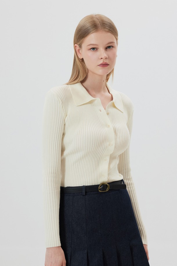 MADELEINE (마들렌) 마들렌 니트 칼라 가디건은 여성 의류로, 봄, 가을에 착용하기 좋은 얇은 두께의 슬림핏 니트 가디건입니다. 아이보리 컬러에 부드러운 촉감의 골지 니트 소재로 제작되었으며, 카라 디자인과 긴 소매가 특징입니다. 베이직하고 클래식한 스타일로 데이트룩, 카페룩, 미니멀, 캐주얼 스타일을 연출하기 좋습니다. 버튼 디테일이 돋보이는 이 가디건은 일상에서 편안하면서도 세련된 분위기를 더해줍니다.
