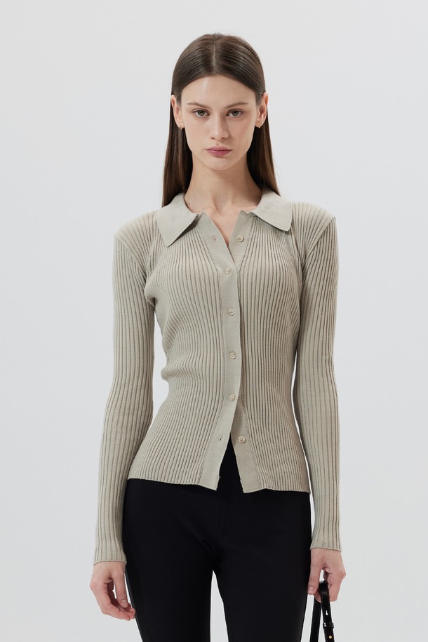 MADELEINE (마들렌) 니트 칼라 가디건은 여성 의류로, 봄, 가을에 착용하기 좋습니다. 슬림 핏 크롭 기장으로, 세련된 넥 칼라와 플래킷 라인 디자인이 특징입니다. 부드러운 촉감의 레이온, 나일론, 폴리에스테르 혼방 소재에 골지 패턴으로 제작되었으며, 메탈 리벳 시그니처 백 디테일로 포인트를 더했습니다. 크림, 애쉬카키, 코코아, 블랙 4가지 컬러로 출시되어 데이트룩, 카페룩, 모임룩 등 다양한 TPO에 맞춰 클래식, 미니멀, 시크한 스타일을 연출할 수 있습니다.
