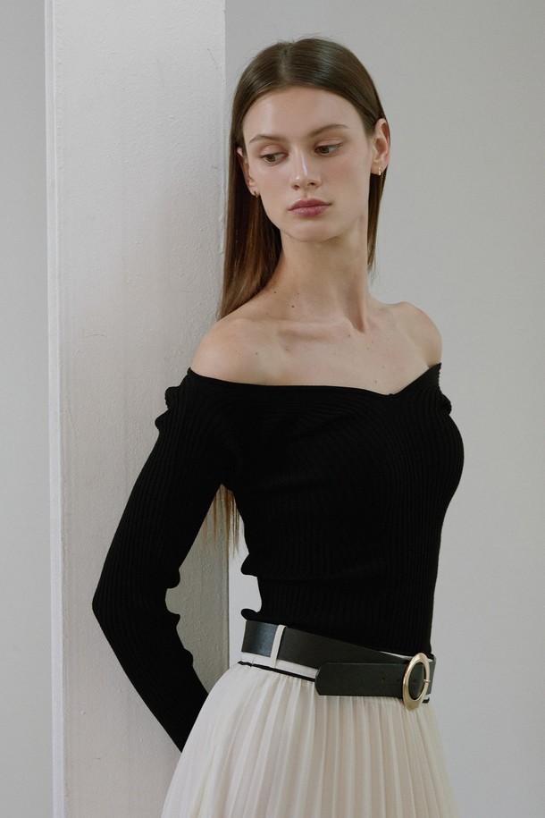 LECLERC (르클레르) 오프숄더 니트 탑은 여성스러운 무드를 연출하는 슬림핏 크롭 니트입니다. 부드러운 촉감의 니트 소재로 제작되어 봄, 가을에 착용하기 좋으며, 오프숄더 디자인으로 쇄골 라인을 드러내 페미닌한 분위기를 더합니다. 블랙, 그레이, 핑크, 코코아 4가지 색상으로 출시되어 데이트룩, 카페룩, 모임룩 등 다양한 TPO에 활용하기 좋습니다. 미니멀하고 클래식한 스타일을 선호하는 분들께 추천합니다. 긴 소매 기장으로 간절기에도 따뜻하게 착용할 수 있습니다.
