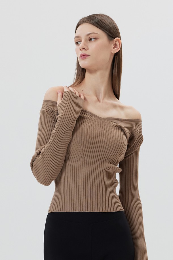 LECLERC (르클레르) 오프숄더 니트 탑은 여성 의류로, 봄과 가을에 착용하기 좋은 아이템입니다. 부드러운 촉감의 니트 소재로 제작되었으며, 슬림핏 디자인과 골지 패턴이 특징입니다. 우아한 스타일을 연출하며, 일상, 데이트, 카페, 모임 등 다양한 TPO에 어울립니다. 핑크, 블랙, 코코아 등 5가지 컬러로 구성되어 있어 폭넓은 선택이 가능합니다. 긴 소매와 오프숄더 네크라인이 여성스러운 분위기를 더합니다.
