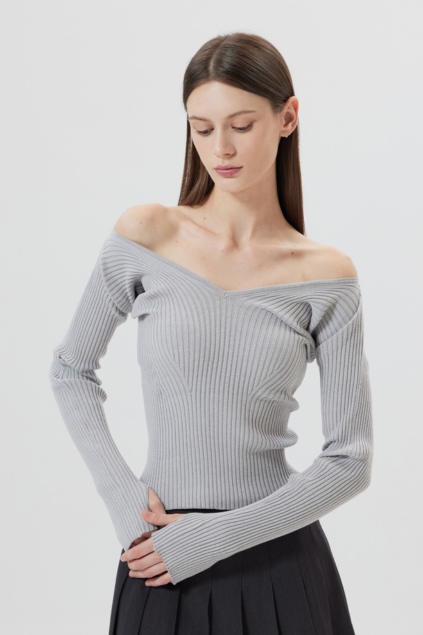 LECLERC (르클레르) 오프숄더 니트 탑은 여성스러운 무드를 연출하는 니트/스웨터입니다. 부드러운 촉감의 고밀도 레이온사를 사용하여 편안하게 착용 가능하며, 봄, 가을 시즌에 적합합니다. 크림, 핑크그레이, 코코아, 블랙 4가지 색상으로 출시되었으며, 레귤러핏의 긴 소매 디자인입니다. 가슴 라인 다트 디테일과 소매 핑거홀 디테일, 뒷면 메탈 리벳 장식이 돋보입니다. 미니멀, 베이직, 클래식, 시크 스타일을 즐기는 분들께 데이트룩, 카페룩, 모임룩으로 추천합니다.
