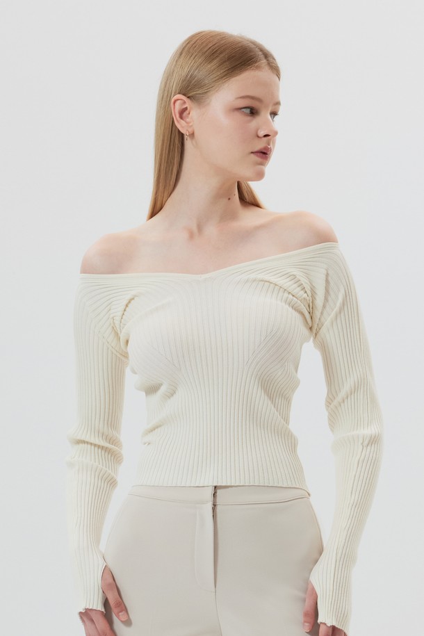 LECLERC(르클레르) 오프숄더 니트 탑은 여성스러운 실루엣을 연출하는 슬림핏 크롭 니트입니다. 부드러운 레이온과 폴리에스테르 혼방 소재로 제작되어 봄, 가을에 적합하며, 우아하고 베이직한 스타일을 연출합니다. 가슴 라인 다트 디테일과 오프숄더 라인 절개, 후면 메탈 리벳 디테일이 포인트이며, 긴소매와 핑거홀로 디자인되었습니다. 크림, 핑크 그레이, 코코아, 블랙 4가지 컬러로 제공되어 데이트룩, 모임룩, 카페룩 등 다양한 TPO에 매치하기 좋습니다. 클래식, 미니멀, 로맨틱 스타일을 즐겨 입는 분들께 추천합니다.
