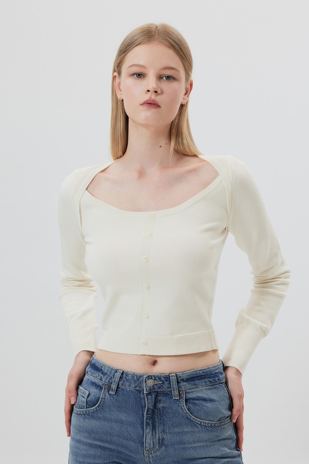 SELOSSE (셀로스) 페이크 버튼 니트 탑 (4color)은 여성 의류 상의, 니트/스웨터 카테고리에 속하는 제품입니다. 부드러운 촉감의 니트 소재로 제작되었으며, 봄, 가을 계절에 착용하기 적합합니다. 슬림핏 크롭 기장으로 베이직한 스타일을 연출하며, 스퀘어넥 라인과 긴 소매 디자인이 특징입니다. 페이크 버튼 디테일이 돋보이며, 데이트룩, 카페룩, 미니멀, 클래식, 캐주얼 스타일을 즐겨 입는 분들께 추천합니다. 아이보리 색상으로 출시되었습니다.
