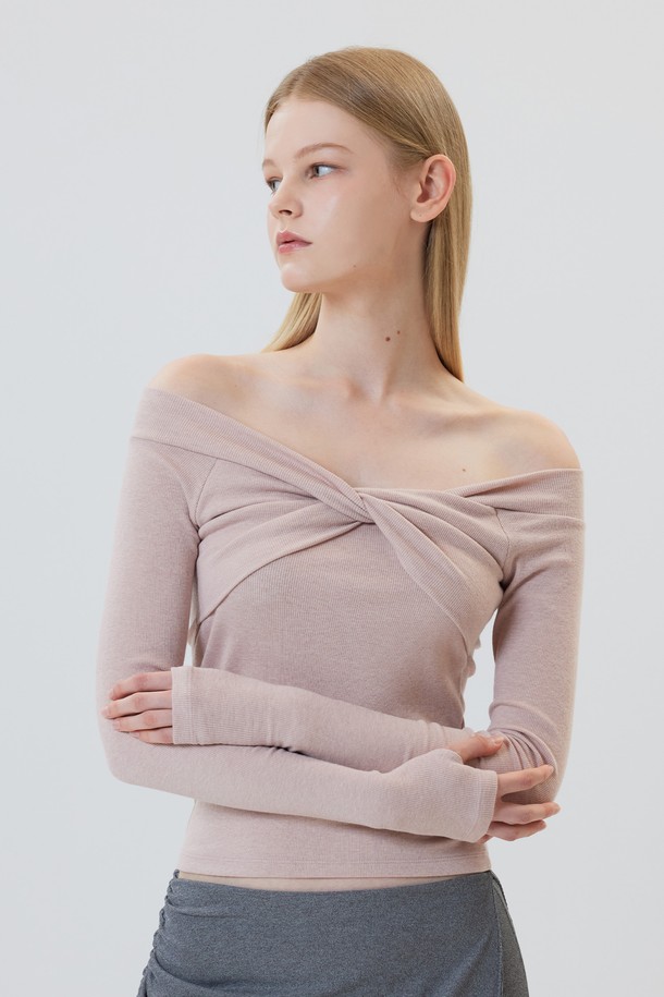 Constance (콩스탄체) 롱슬리브는 로맨틱한 무드의 여성 의류입니다. 부드러운 촉감의 폴리에스테르, 레이온, 스판덱스 혼방 소재로 제작되었으며, 얇은 두께감으로 간절기에 착용하기 좋습니다. 오프숄더 네크라인과 래글런 소매, 손가락 홀 디테일, 트위스트 컷 디자인이 특징이며, 골지 또는 스트라이프 패턴으로 포인트를 더했습니다. 핑크, 블랙, 브라운, 크림 4가지 다채로운 컬러로 출시되어 데이트룩, 모임룩, 겨울 데일리룩 등 다양한 TPO에 활용 가능합니다. 스타일은 로맨틱, 클래식, 미니멀을 추구하는 분들께 추천합니다. 앙고라 혼방사로 제작되어 은은한 고급스러움을 더했습니다.
