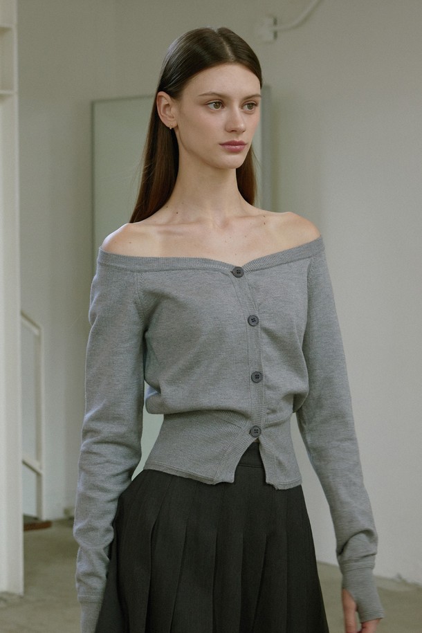 ORSAY (오르셰) 니트 카디건은 부드러운 니트 소재로 제작되어 봄, 가을, 겨울에 따뜻하게 착용할 수 있는 여성용 상의입니다. 베이직하고 캐주얼한 스타일로 다양한 룩에 활용하기 좋으며, 레귤러핏과 브이넥 디자인으로 편안한 착용감을 선사합니다. 얇은 두께감과 긴 소매 기장으로 간절기부터 겨울까지 활용도가 높으며, 5가지 다채로운 컬러(그레이, 블랙, 화이트, 베이지, 브라운)로 출시되어 폭넓은 선택이 가능합니다. 데이트룩, 카페룩 등 TPO에 맞춰 캐주얼, 미니멀, 클래식한 스타일을 연출해보세요. 버튼 디테일이 더해져 포인트를 더했습니다.
