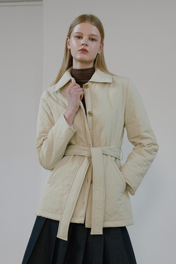 **RUBENS (루벤스) 퀼팅 패딩 재킷 (2color)**

미니멀하고 베이직한 스타일의 RUBENS (루벤스) 퀼팅 패딩 재킷입니다. 부드러운 촉감의 폴리에스테르 소재로 제작되었으며, 두꺼운 두께감으로 겨울철 따뜻하게 착용할 수 있습니다. 퀼팅 디테일과 벨트 세트가 특징이며, 레귤러핏과 벨티드 코트 타입으로 여성스러운 실루엣을 연출합니다. 아이보리, 블랙 두 가지 색상으로 출시되어 출근룩, 모임룩 등 다양한 TPO에 활용 가능합니다. 긴 소매 기장의 레귤러 기장으로, 클래식한 무드를 더해줍니다.
