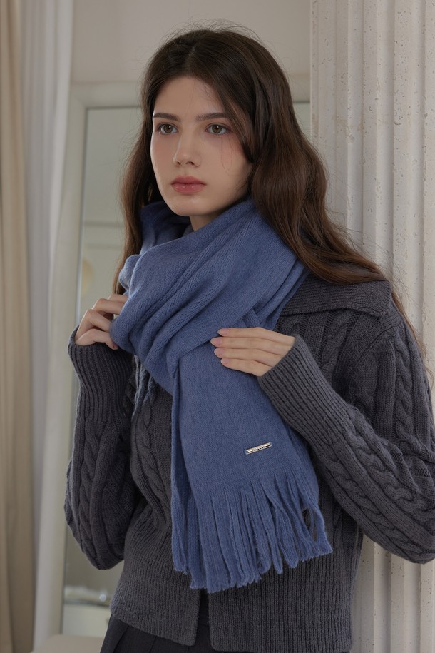 AIREN (아이렌) 울 터치 머플러는 여성스러운 출근룩에 클래식하고 미니멀한 스타일을 더해줄 머플러입니다. 부드러운 울 소재로 제작되어 가을, 겨울 시즌 내내 따뜻하게 착용할 수 있으며, 두꺼운 두께감으로 보온성을 높였습니다. 무지 디자인에 프린지 디테일이 더해져 포인트를 주며, 롱 기장으로 다양한 스타일 연출이 가능합니다. 시원하고 세련된 블루 컬러로 어떤 룩에도 고급스러움을 더해보세요.
