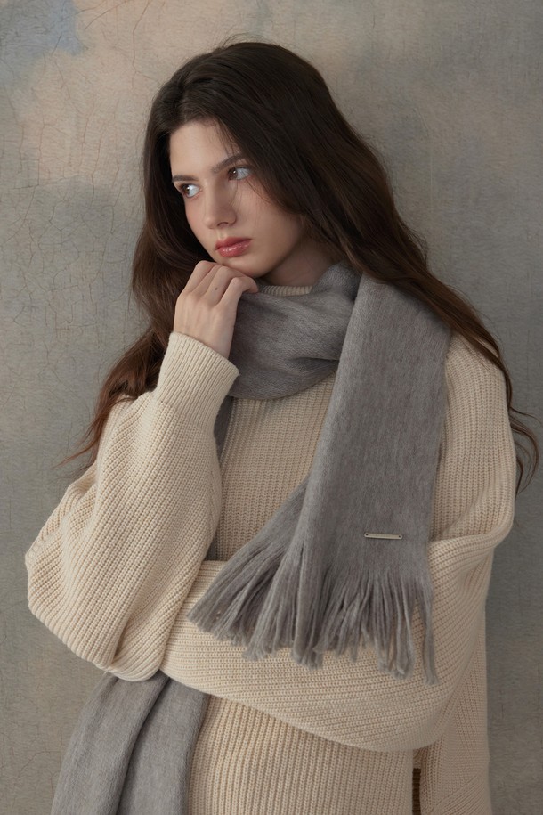 AIREN (아이렌) 울 터치 머플러는 여성스러운 스타일을 완성해 줄 머플러입니다. 부드러운 울 소재로 제작되어 뛰어난 촉감과 보온성을 제공하며, 가을, 겨울철 일상룩과 출근룩, 모임룩에 모두 잘 어울립니다. 베이직하고 클래식한 디자인으로  미니멀, 캐주얼 스타일에도 매치하기 좋습니다. 그레이, 블랙, 베이지, 화이트, 브라운의 5가지 컬러로 출시되어 다양한 스타일 연출이 가능합니다. 프린지 디테일이 돋보이는 두꺼운 두께감의 머플러로 따뜻하고 포근한 겨울을 보내세요.
