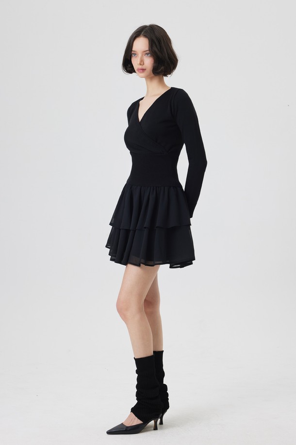 SEVIGNY (세비니) 캉캉 미니스커트는 3가지 색상(Black, White, Pink)으로 만나볼 수 있는 여성용 미니스커트입니다. 봄, 여름 시즌에 적합하며, 우아하고 페미닌한 스타일을 연출합니다. 하이덴시티 울 블렌드 소재의 부드러운 촉감과 3중 레이어드 구조, 이너 라이닝, 더블 아우터 레이어 디테일이 특징입니다. 플레어, A라인 핏의 캉캉스커트로, 구조적인 실루엣을 자랑하며 데이트룩, 모임룩, 카페룩 등 다양한 TPO에 활용 가능합니다. 클래식, 미니멀, 로맨틱 스타일을 즐기는 분들께 추천합니다.
