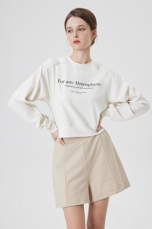 JEJUS(헤수스) 헤수스 큐롯팬츠는 베이지와 블랙 두 가지 색상으로 출시되어, 일상과 스포츠 활동 모두에 적합한 여성용 큐롯팬츠입니다. 봄, 여름 시즌에 어울리는 숏 기장의 플레어 핏으로, 하이덴시티 코튼모달 원사를 사용하여 부드러운 촉감을 선사합니다. 앞면 심라인 디테일과 정교한 플레어 커팅이 돋보이며, 루즈핏에 밴딩 처리로 편안함을 더했습니다. 캐주얼, 미니멀, 스포티 스타일을 즐기는 분들께 동네 마실룩, 여행룩으로 추천합니다.
