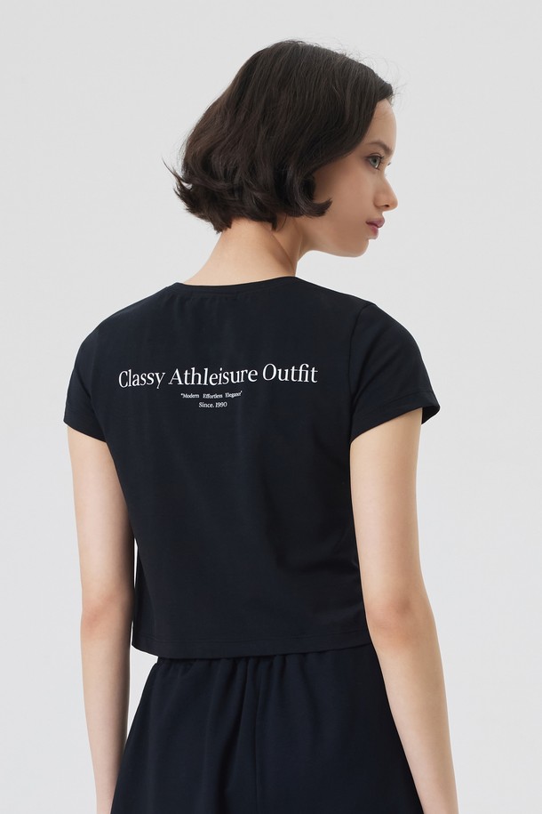 SIGNATURE 002 (시그니처 002) : 시그니처 크롭 티셔츠는 데일리룩과 애슬레저룩에 모두 활용 가능한 여성 크롭 티셔츠입니다. 화이트와 블랙, 두 가지 색상으로 출시되어 미니멀하고 스포티한 스타일을 연출하기 좋습니다. 고밀도 면혼방사로 제작되어 부드러운 촉감을 자랑하며, 얇은 두께감으로 봄, 여름철 시원하게 착용할 수 있습니다. T.P.O 아트워크 디자인이 돋보이며, 피트니스룩이나 요가/필라테스룩에도 잘 어울립니다. 크롭핏 디자인으로 스타일리시한 애티튜드를 더해줍니다.
