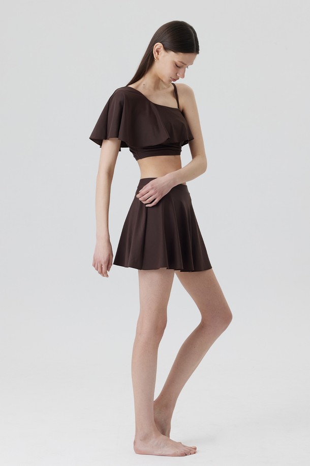 EMILIA (에밀리아) 투피스 스윔수트는 여름 휴가룩, 리조트룩, 바캉스룩을 위한 여성 수영복입니다. 크림, 코코아, 블랙 3가지 색상으로 만나볼 수 있으며, 우아하고 페미닌한 무드를 연출합니다. 나일론과 스판덱스 혼방 소재로 제작되어 신축성이 뛰어나 편안한 착용감을 제공합니다. 플레어 스커트형 하의와 러플 디테일, 비대칭 디자인이 더해져 로맨틱하고 미니멀한 스타일을 완성합니다.
