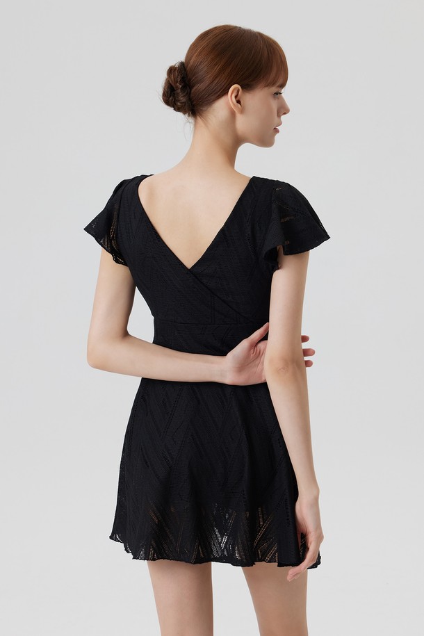 **SANDRONE : 산드로네 원피스 스윔수트 (3color)**는 우아하고 베이직한 스타일의 여성 수영복입니다. 여름 휴양지룩, 바캉스룩, 휴가룩에 어울리는 미니멀, 리조트, 클래식 스타일의 원피스 수영복으로, 블랙, 크림, 코코아 세 가지 컬러로 제공됩니다. 부드러운 촉감의 니트 텍스처 원단에 슬림핏으로 제작되어 바디수트 구조를 갖추고 있으며, V넥 민소매 디자인입니다. 방수 기능을 갖춘 폴리에스테르, 나일론, 스판덱스 혼방 소재로, 탈부착 패드, 브라캡, 프리미엄 엠보싱, 방수 더스트백, 프리미엄 삼중 스티칭 공법 등 섬세한 디테일까지 놓치지 않았습니다.
