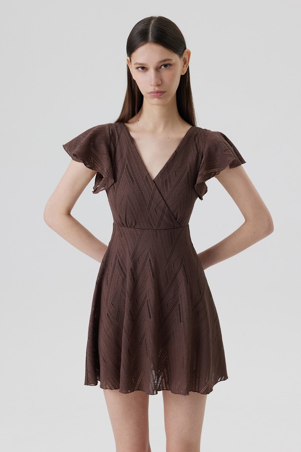 **SANDRONE (산드로네) 원피스 스윔수트 (3 color)**는 우아한 스타일을 추구하는 여성들을 위한 여름 필수 아이템입니다. 부드러운 촉감의 니트 텍스처 원단으로 제작되어 편안한 착용감을 선사하며, 슬림핏 디자인이 아름다운 바디 라인을 강조합니다. 민소매 V넥 디자인은 시원하고 세련된 느낌을 주며, 수영 및 비치웨어로 활용 가능합니다. 블랙, 크림, 코코아 3가지 컬러로 출시되었으며, 패드 탈부착, 엠보싱 브라캡, 방수 더스트백 및 스토리지 박스 포함으로 실용성을 더했습니다. 휴양지룩, 여름 바캉스룩, 휴가룩 등 다양한 TPO에 어울리며, 미니멀, 클래식, 리조트 스타일을 즐기는 분들께 추천합니다.
