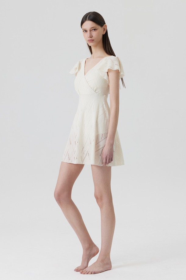 **산드로네 원피스 스윔수트 (3color)**는 여름 휴양지룩, 바캉스룩, 리조트룩에 어울리는 여성용 수영복입니다. 보헤미안 스타일의 바디수트 핏으로, V넥 민소매 디자인이며, 크림/코코아, 블랙 3가지 색상으로 제공됩니다. 폴리에스터, 나일론, 스판덱스의 혼방 소재로 제작되어 편안한 착용감을 선사하며, 니트 텍스처와 엠보싱 패턴이 특징입니다. 수영 및 비치웨어 용도로 활용 가능하며, 패드 탈부착 기능과 방수 더스트백이 포함되어 실용성을 높였습니다. 리조트, 에스닉, 미니멀 스타일을 선호하는 분들께 추천합니다.
