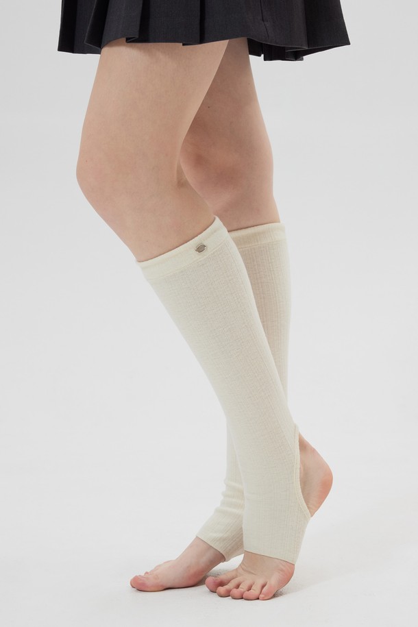 **CHARLES (샤를) 니하이 레그워머 (4color)**는 가을, 겨울 시즌에 따뜻함과 스타일을 더해줄 여성용 레그워머입니다. 니트와 면 혼방 소재로 제작되어 부드러운 촉감을 선사하며, 두꺼운 두께감으로 보온성을 높였습니다. 미니멀, 캐주얼, 클래식 스타일을 즐겨 입는 분들께 잘 어울리며, 겨울 데일리룩, 집콕룩, 산책룩 등 다양한 TPO에 활용하기 좋습니다. 블랙, 화이트, 베이지, 그레이 4가지 색상으로 출시되어 어떤 옷에도 매치하기 용이합니다. 니하이 길이로 다리를 더욱 길어 보이게 하는 효과를 줍니다.
