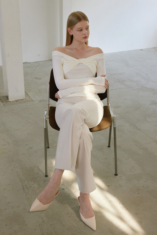 WOOL-LIKE 001 : 밴딩 트라우저 (2color)는 울라이크 고밀도 원사를 사용하여 부드러운 촉감을 자랑하는 여성용 밴딩 트라우저입니다. 슬림핏 부츠컷 디자인으로 다리 라인을 더욱 아름답게 표현하며, 신축성이 우수하여 편안한 착용감을 선사합니다. 블랙과 크림 두 가지 색상으로 출시되어 다양한 스타일 연출이 가능하며, 앞지퍼 여밈으로 깔끔함을 더했습니다. 오피스룩, 모임룩, 데이트룩 등 엘레강스한 스타일을 연출하고 싶은 날, 스틸레토 힐과 함께 매치하여 시크하고 미니멀한 분위기를 완성해보세요. 사계절 내내 활용 가능한 얇은 두께감으로 실용성을 더했습니다.
