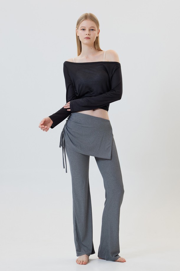 HAIDEN(하이든) 셔링 레이어드 스커트 팬츠는 여성 의류로, 캐주얼하고 미니멀한 스타일을 추구하는 분들을 위한 아이템입니다. 네이비, 블랙, 쿨그레이, 차콜 4가지 색상으로 출시되어 다양한 룩에 활용하기 좋습니다. 부드러운 폴리에스테르와 스판덱스 혼방 소재로 제작되어 편안한 착용감을 선사하며, 셔링 디테일과 스커트 레이어드 디자인이 특징입니다. 세미 부츠컷 핏에 밴딩 허리, 사이드 심 디테일, 슬릿 구조가 더해져 활동성을 높였으며, 데이트룩이나 쇼핑룩으로 활용하기 좋습니다. 사계절 내내 착용 가능한 긴 기장의 무지 스커트 팬츠입니다.
