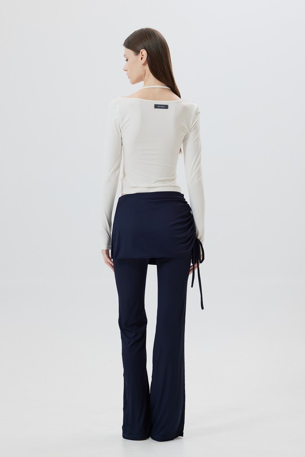 HAIDEN (하이든) 셔링 레이어드 스커트 팬츠는 우아하고 페미닌한 무드를 연출하는 여성용 레이어드 팬츠입니다. 네이비와 블랙 두 가지 색상으로 출시되어, 봄, 가을에 데이트룩, 출근룩 등 다양한 TPO에 활용하기 좋습니다. 셔링 디테일과 레이어드 디자인이 돋보이며, 루즈핏 와이드 실루엣으로 편안하면서도 세련된 스타일을 완성합니다. 미니멀하고 클래식한 스타일을 추구하는 분들께 추천합니다.
