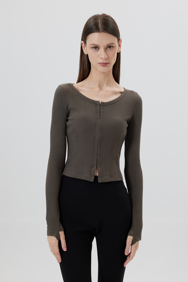 **EOWYN (에오윈) 크롭 가디건 (3color)**

"EOWYN (에오윈) 크롭 가디건"은 여성 의류로, 봄, 가을에 착용하기 좋은 니트 소재의 슬림핏 가디건입니다. 부드러운 촉감의 라운드넥 디자인에, 무지 패턴과 긴 소매, 버튼 여밈 방식이 특징입니다. 색상은 브라운, 블랙, 베이지 3가지로 출시되었으며, 미니멀하고 베이직한 스타일을 연출합니다. 데이트룩, 카페룩 등 다양한 TPO에 맞춰 활용할 수 있습니다.
