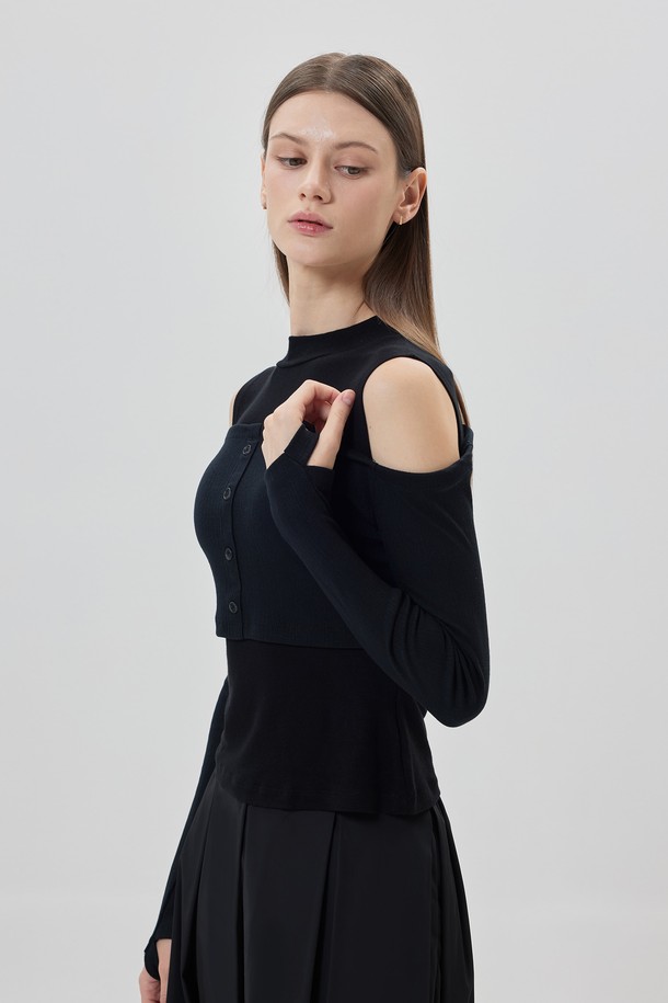 미네르바 오프숄더 롱슬리브는 여성 의류로, 부드러운 촉감의 폴리에스터, 레이온, 스판덱스 혼방 소재로 제작되었습니다. 봄, 가을에 어울리는 베이직하면서 우아한 스타일의 긴소매 오프숄더 블라우스입니다. 크림, 카멜, 블랙 3가지 색상으로 출시되었으며, 이너 슬리브리스 디자인과 아우터 레이어의 조형적인 구조가 특징입니다. 데이트룩, 카페룩, 모임룩 등 다양한 TPO에 클래식, 미니멀, 로맨틱 스타일로 연출하기 좋습니다. 가짜 플래킷 디자인이 돋보이는 레귤러 기장의 무지 롱슬리브입니다.
