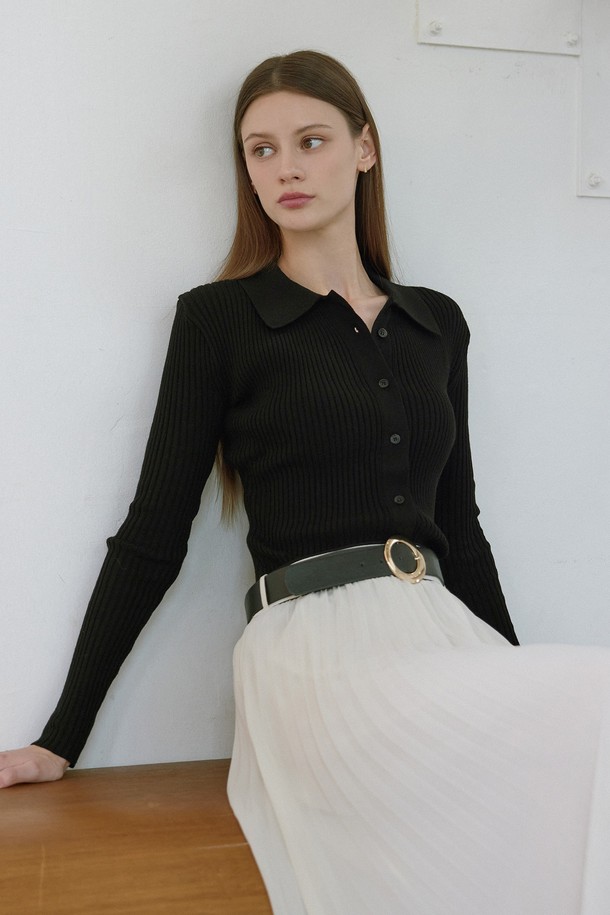 MADELEINE (마들렌) 니트 칼라 가디건은 부드러운 촉감의 레이온, 나일론, 폴리에스테르 혼방 소재로 제작되어 편안한 착용감을 선사합니다. 칼라넥 디자인과 니트 패턴이 특징이며, 플라켓 라인과 금속 리넷 디테일이 더해져 클래식하고 미니멀한 무드를 연출합니다. 레귤러핏으로 제작되었으며, 봄, 가을 시즌에 데이트룩, 카페룩, 모임룩 등 다양한 TPO에 활용하기 좋습니다. 크림, 애쉬카키, 코코아, 블랙 4가지 컬러로 출시되어 폭넓은 스타일을 소화할 수 있습니다. 긴 소매 기장의 레귤러 기장 상의로, 어떤 하의와도 잘 어울리는 활용도 높은 아이템입니다.
