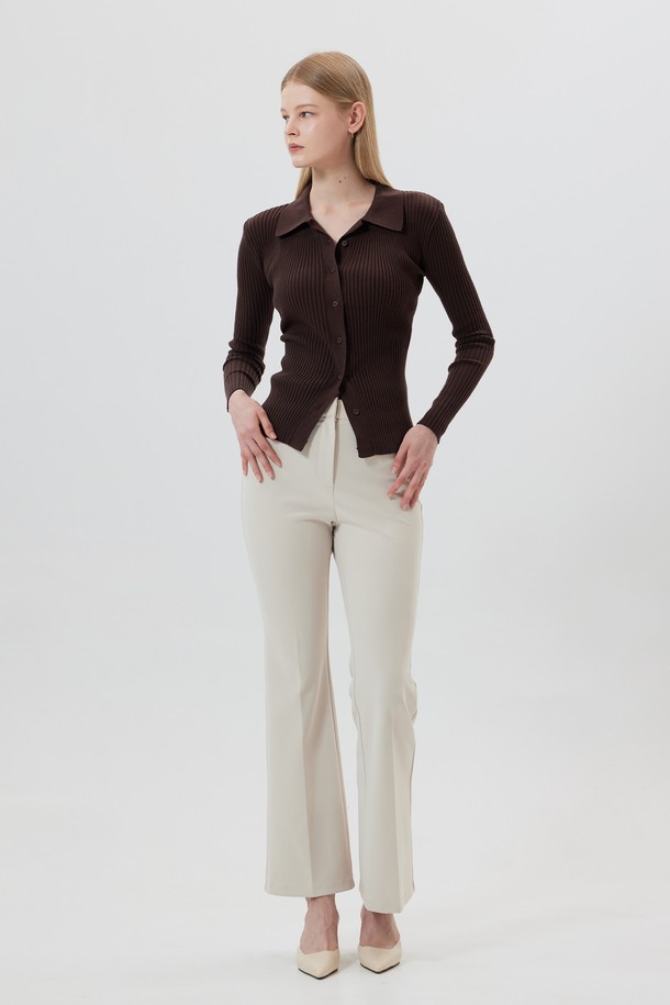 MADELEINE(마들렌) 니트 칼라 가디건은 여성 의류로, 봄, 가을에 착용하기 좋은 얇은 두께의 니트 가디건입니다. 부드러운 레이온, 나일론, 폴리에스터 혼방 소재로 제작되어 편안한 착용감을 선사하며, 칼라넥 디자인과 플래킷 라인으로 우아한 스타일을 연출합니다. 레귤러핏으로 제작되었으며, 블랙, 크림, 코코아, 애쉬카키 4가지 색상으로 출시되어 데이트룩, 카페룩, 모임룩 등 다양한 TPO에 활용 가능합니다. 뒷면 메탈 리벳 시그니처 디테일로 포인트를 더해 클래식, 미니멀, 로맨틱 스타일을 즐기는 분들께 추천합니다. 긴 소매 기장으로 간절기 활용도가 높습니다.
