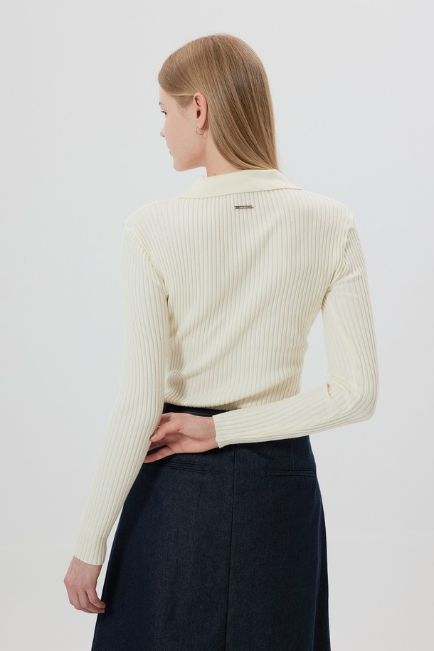 MADELEINE (마들렌) 마들렌 니트 칼라 가디건은 여성 의류로, 봄, 가을에 착용하기 좋은 얇은 두께의 슬림핏 니트 가디건입니다. 아이보리 컬러에 부드러운 촉감의 골지 니트 소재로 제작되었으며, 카라 디자인과 긴 소매가 특징입니다. 베이직하고 클래식한 스타일로 데이트룩, 카페룩, 미니멀, 캐주얼 스타일을 연출하기 좋습니다. 버튼 디테일이 돋보이는 이 가디건은 일상에서 편안하면서도 세련된 분위기를 더해줍니다.
