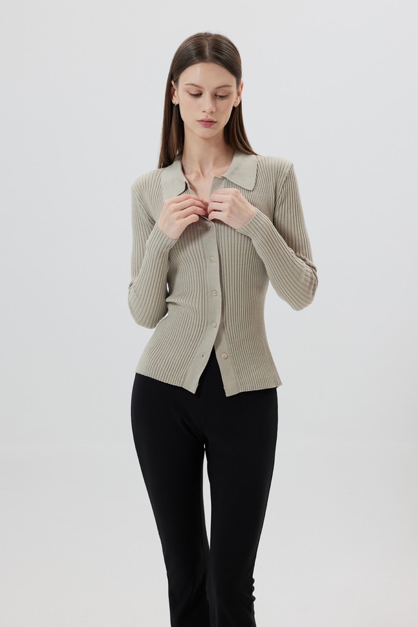 MADELEINE (마들렌) 니트 칼라 가디건은 여성 의류로, 봄, 가을에 착용하기 좋습니다. 슬림 핏 크롭 기장으로, 세련된 넥 칼라와 플래킷 라인 디자인이 특징입니다. 부드러운 촉감의 레이온, 나일론, 폴리에스테르 혼방 소재에 골지 패턴으로 제작되었으며, 메탈 리벳 시그니처 백 디테일로 포인트를 더했습니다. 크림, 애쉬카키, 코코아, 블랙 4가지 컬러로 출시되어 데이트룩, 카페룩, 모임룩 등 다양한 TPO에 맞춰 클래식, 미니멀, 시크한 스타일을 연출할 수 있습니다.
