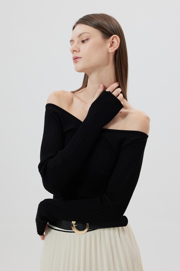 LECLERC (르클레르) 오프숄더 니트 탑은 여성스러운 무드를 연출하는 슬림핏 크롭 니트입니다. 부드러운 촉감의 니트 소재로 제작되어 봄, 가을에 착용하기 좋으며, 오프숄더 디자인으로 쇄골 라인을 드러내 페미닌한 분위기를 더합니다. 블랙, 그레이, 핑크, 코코아 4가지 색상으로 출시되어 데이트룩, 카페룩, 모임룩 등 다양한 TPO에 활용하기 좋습니다. 미니멀하고 클래식한 스타일을 선호하는 분들께 추천합니다. 긴 소매 기장으로 간절기에도 따뜻하게 착용할 수 있습니다.
