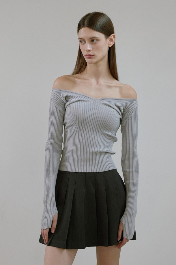 LECLERC (르클레르) 오프숄더 니트 탑은 여성스러운 무드를 연출하는 니트/스웨터입니다. 부드러운 촉감의 고밀도 레이온사를 사용하여 편안하게 착용 가능하며, 봄, 가을 시즌에 적합합니다. 크림, 핑크그레이, 코코아, 블랙 4가지 색상으로 출시되었으며, 레귤러핏의 긴 소매 디자인입니다. 가슴 라인 다트 디테일과 소매 핑거홀 디테일, 뒷면 메탈 리벳 장식이 돋보입니다. 미니멀, 베이직, 클래식, 시크 스타일을 즐기는 분들께 데이트룩, 카페룩, 모임룩으로 추천합니다.
