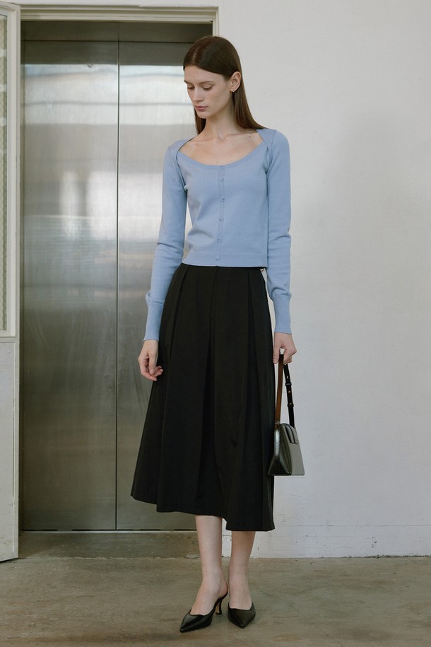 SELOSSE (셀로스) 페이크 버튼 니트 탑은 여성스러운 데일리룩을 위한 필수 아이템입니다. 부드러운 니트 소재와 슬림핏 디자인으로 편안하면서도 세련된 스타일을 연출합니다. 스퀘어넥 라인과 페이크 버튼 디테일이 특징이며, 스카이블루, 블랙, 아이보리, 브라운 4가지 컬러로 만나보실 수 있습니다. 봄, 가을, 겨울 시즌에 카페룩, 모임룩 등 다양한 TPO에 클래식하고 미니멀한 무드로 활용하기 좋습니다. 긴 소매 기장과 중간 두께감으로 간절기에도 따뜻하게 착용 가능합니다.
