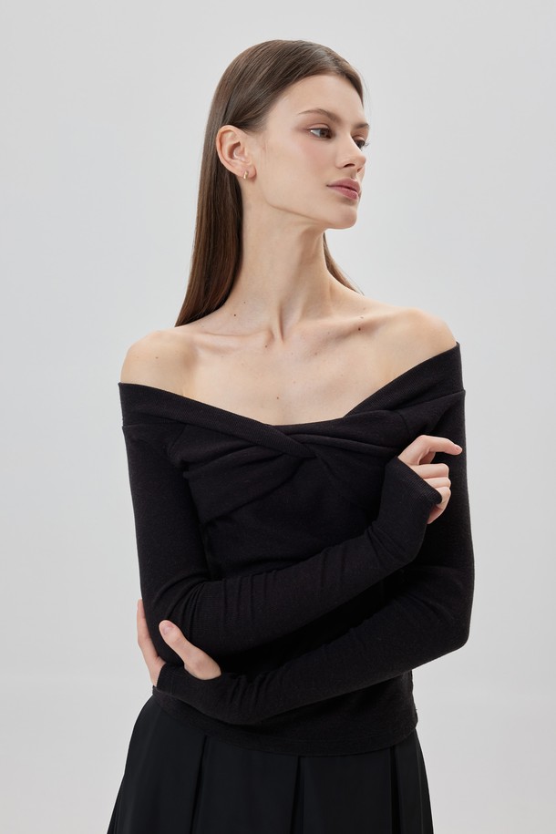 Constance (콩스탄체) 롱슬리브는 여성스러운 무드를 연출하는 롱슬리브 티셔츠입니다. 크림, 핑크, 브라운, 블랙 4가지 컬러로 출시되었으며, 데일리룩과 애슬레저룩에 모두 잘 어울립니다. 부드러운 촉감의 폴리에스테르, 레이온, 스판덱스 혼방 소재로 제작되었으며, 슬림핏 오프숄더 디자인과 래글런 소매, 손가락 홀 디테일, 앙고라 혼방사의 고급스러운 터치가 돋보입니다. 골지 또는 스트라이프 패턴으로 로맨틱하고 엘레강스한 스타일을 완성하며, 데이트룩, 카페룩, 모임룩에 활용하기 좋습니다.
