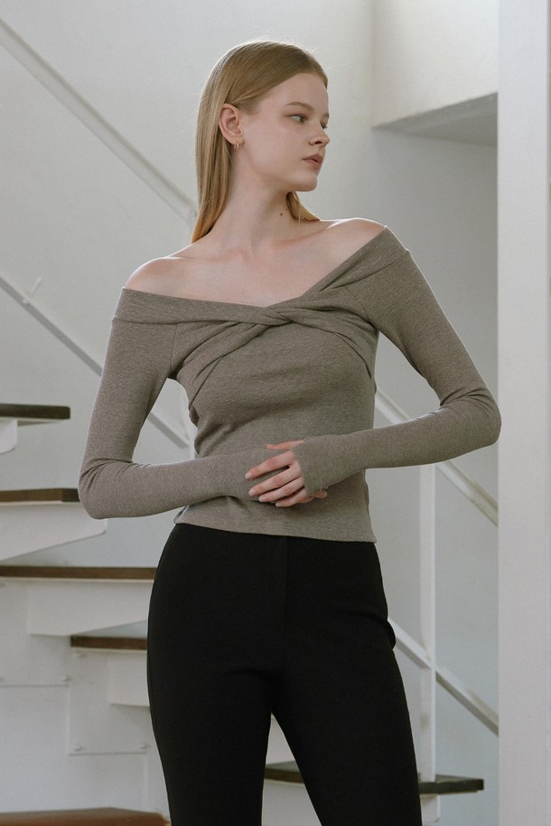 Constance (콩스탄체) 롱슬리브는 여성스러운 무드를 연출하는 크롭 기장의 티셔츠입니다. 부드러운 촉감의 폴리에스테르, 레이온, 스판덱스 혼방 소재로 제작되어 봄, 가을에 착용하기 좋습니다. 오프숄더 네크라인과 슬림핏 디자인이 로맨틱한 분위기를 더하며, 골지 또는 스트라이프 패턴으로 포인트를 주었습니다. 래글런 소매와 손가락 홀 디테일, 트위스트 컷 디자인이 특징이며, 크림, 핑크, 브라운, 블랙 4가지 컬러로 만나보실 수 있습니다. 데이트룩, 카페룩, 모임룩 등 다양한 TPO에 로맨틱, 미니멀, 클래식 스타일로 연출해 보세요.
