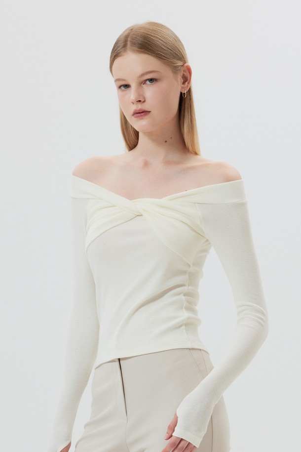 Constance (콩스탄체) 롱슬리브는 여성스러운 로맨틱 무드를 연출하는 터틀넥 디자인의 긴소매 니트/스웨터입니다. 가을, 겨울 시즌에 어울리는 두꺼운 두께감과 부드러운 촉감의 앙고라 혼방 소재로 제작되었으며, 레글런 소매와 소매 핑거홀 디테일이 특징입니다. 크림, 핑크, 브라운, 블랙 총 4가지 컬러의 스트라이프 패턴으로 구성되어 다양한 스타일에 매치하기 좋습니다. 데이트룩, 카페룩, 겨울 데일리룩과 같은 TPO에 로맨틱, 클래식, 미니멀 스타일을 더해보세요. 고밀도 원단과 트위스트 컷 디테일로 고급스러운 분위기를 선사합니다.
