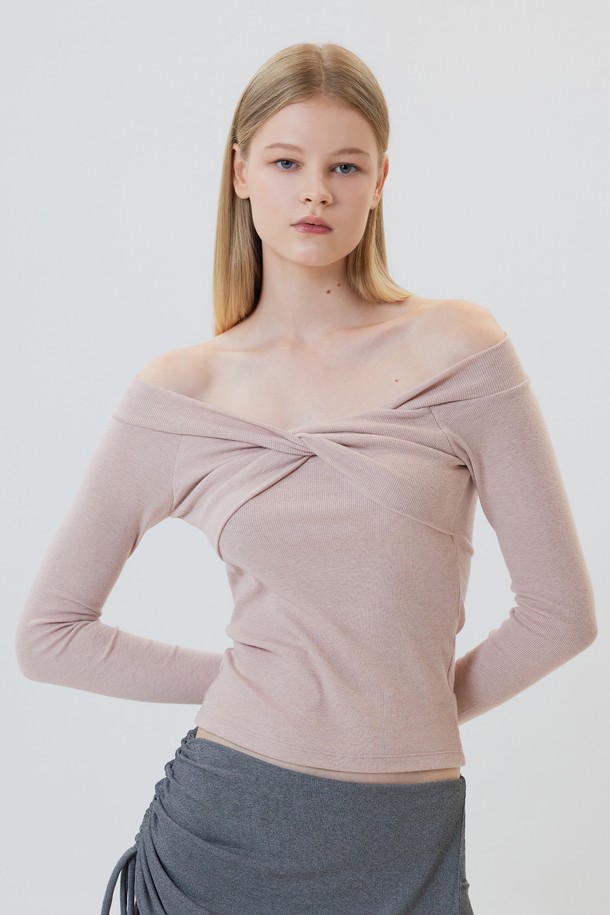 Constance (콩스탄체) 롱슬리브는 로맨틱한 무드의 여성 의류입니다. 부드러운 촉감의 폴리에스테르, 레이온, 스판덱스 혼방 소재로 제작되었으며, 얇은 두께감으로 간절기에 착용하기 좋습니다. 오프숄더 네크라인과 래글런 소매, 손가락 홀 디테일, 트위스트 컷 디자인이 특징이며, 골지 또는 스트라이프 패턴으로 포인트를 더했습니다. 핑크, 블랙, 브라운, 크림 4가지 다채로운 컬러로 출시되어 데이트룩, 모임룩, 겨울 데일리룩 등 다양한 TPO에 활용 가능합니다. 스타일은 로맨틱, 클래식, 미니멀을 추구하는 분들께 추천합니다. 앙고라 혼방사로 제작되어 은은한 고급스러움을 더했습니다.
