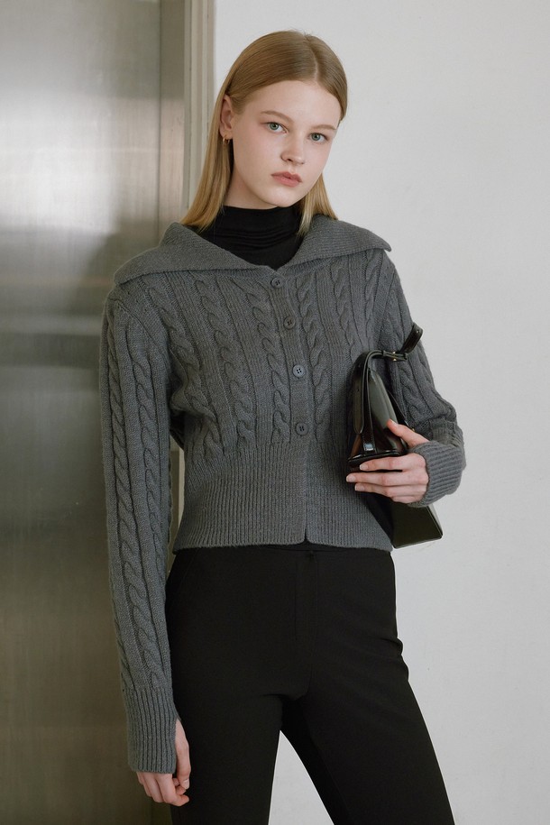 HUPPERT (위페르) 케이블 니트 가디건은 여성스러운 실루엣을 연출하는 슬림핏 디자인으로, 가을과 겨울에 따뜻하게 착용하기 좋습니다. 부드러운 울 소재로 제작되어 뛰어난 촉감을 자랑하며, 클래식하고 베이직한 스타일을 완성합니다. 케이블 패턴과 칼라 디테일이 돋보이며, 버튼 여밈 방식으로 편안하게 착용 가능합니다. 데이트룩, 모임룩, 출근룩 등 다양한 TPO에 활용 가능하며, 미니멀, 시크 스타일을 즐기는 분들께 추천합니다.
