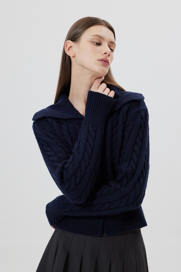 HUPPERT(위페르) 케이블 니트 가디건은 가을, 겨울 시즌에 어울리는 여성 의류입니다. 울 소재로 제작되어 부드러운 촉감을 선사하며, 두꺼운 두께감으로 따뜻하게 착용할 수 있습니다. 베이직하고 클래식한 스타일의 레귤러핏 가디건으로, 라운드넥과 긴 소매 디자인이 특징입니다. 네이비, 블랙, 베이지 3가지 색상으로 출시되어 출근룩, 오피스룩, 모임룩 등 다양한 TPO에 활용 가능합니다. 싱글 버튼 여밈 방식으로 간편하게 착용할 수 있으며, 클래식, 미니멀, 캐주얼 스타일을 연출하기 좋습니다.
