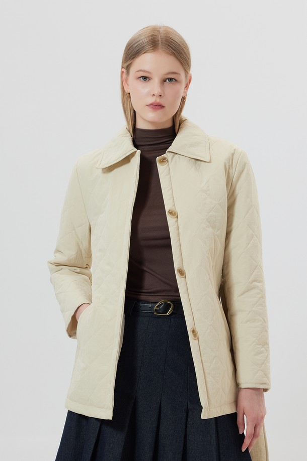 **RUBENS (루벤스) 퀼팅 패딩 재킷 (2color)**

미니멀하고 베이직한 스타일의 RUBENS (루벤스) 퀼팅 패딩 재킷입니다. 부드러운 촉감의 폴리에스테르 소재로 제작되었으며, 두꺼운 두께감으로 겨울철 따뜻하게 착용할 수 있습니다. 퀼팅 디테일과 벨트 세트가 특징이며, 레귤러핏과 벨티드 코트 타입으로 여성스러운 실루엣을 연출합니다. 아이보리, 블랙 두 가지 색상으로 출시되어 출근룩, 모임룩 등 다양한 TPO에 활용 가능합니다. 긴 소매 기장의 레귤러 기장으로, 클래식한 무드를 더해줍니다.
